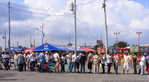 fiestas zapote Fila para entrar al redondel