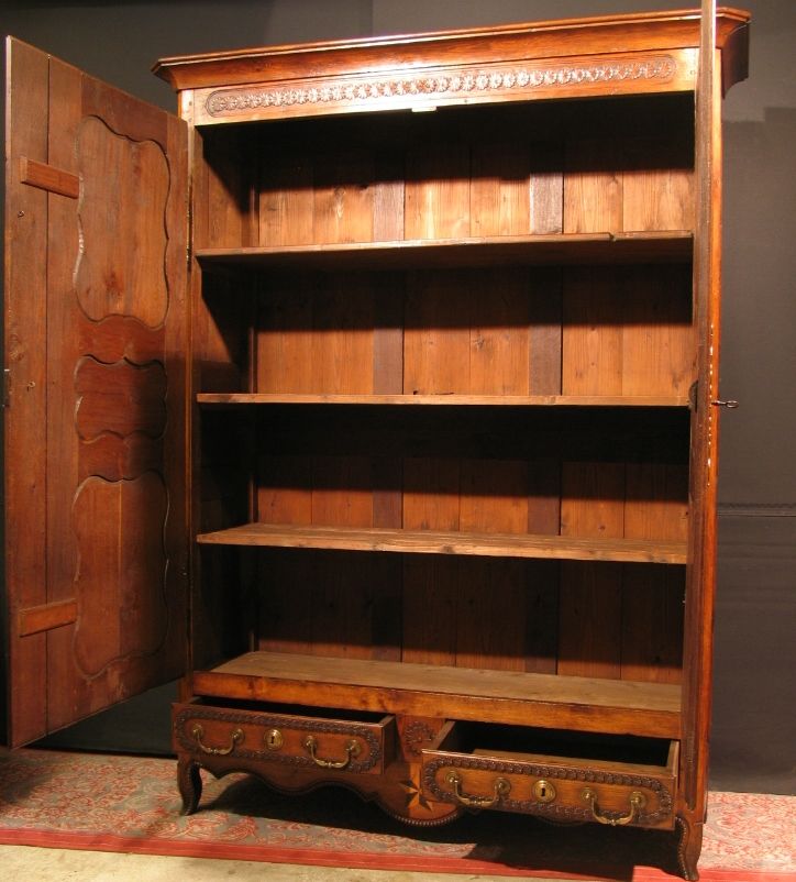 Ancienne ARMOIRE régionale en chêne sculptée et marqueté 3 étagères ou