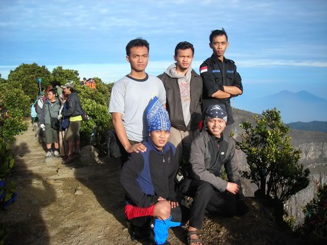 Foto Bareng di Puncak Gede